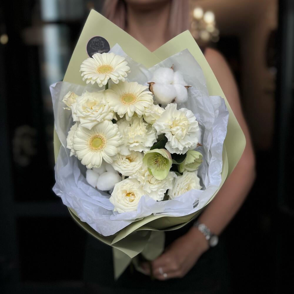 Букет комплимент из гербер, гвоздик и кустовой розы