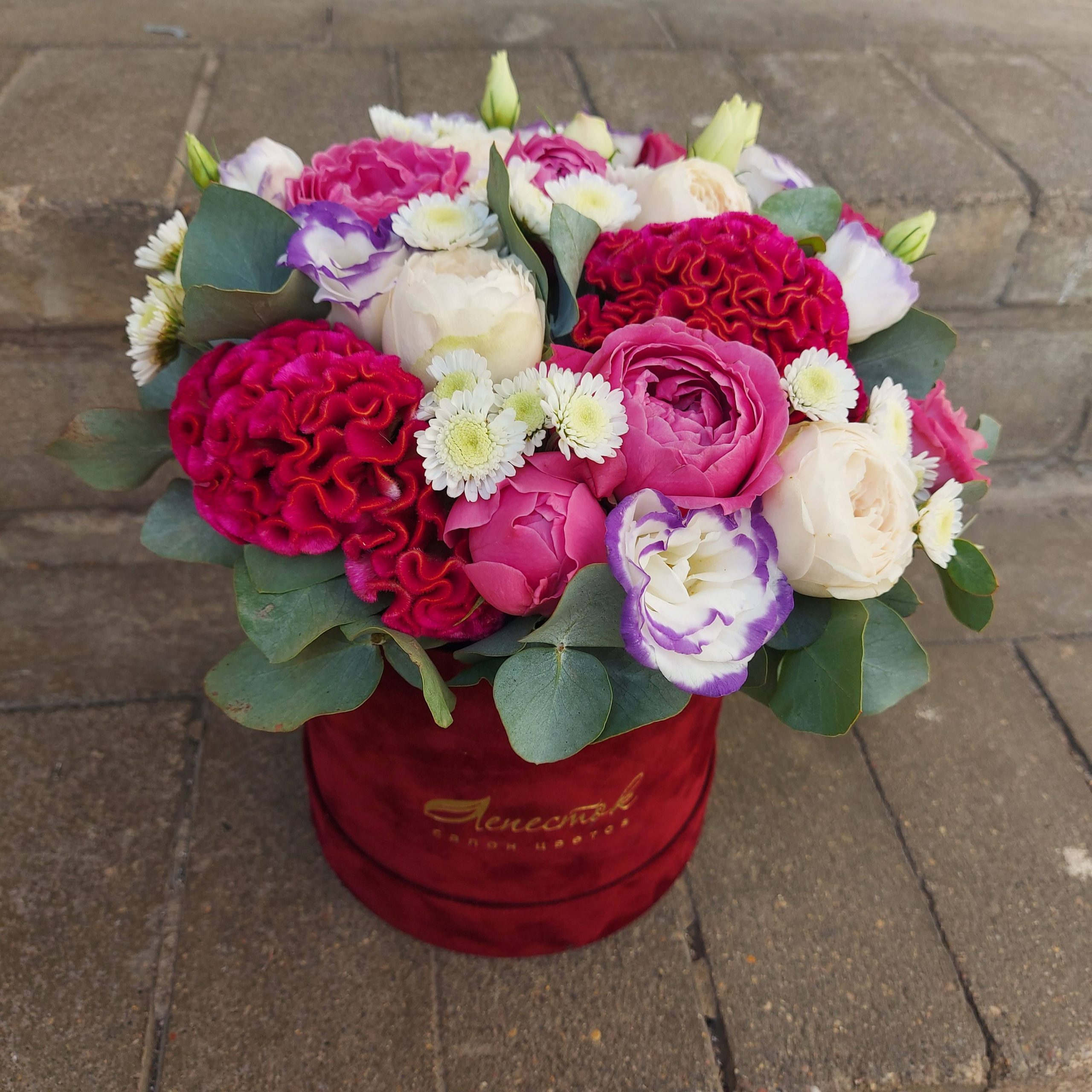 Цилиндр из пионовидных роз, эустом и целозии